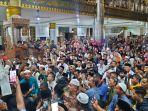 Bacapres-Anies-Baswedan-saat-berada-di-Masjid-Agung-Komplek-Makam-Syekh-Burhanuddin.jpg