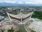 Bangunan-Masjid-Raya-Sumbar-yang-megah-dan-kokoh-dibangun-menggunakan-produk-Semen-Padang.jpg