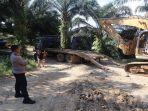 Barang-bukti-yang-diamankan-berupa-satu-unit-alat-berat-jenis-Ekscavator-Merk-XMG-PC-200.jpg