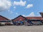 Beberap-bus-yang-terparkir-di-Terminal-Tipe-A-Bareh-Solok.jpg
