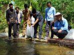 Benny-Dwifa-Yuswir-menebar-bibit-ikan-nila-sebanyak-10-ribu-ekor-di-Sumpur-Kudus.jpg