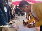 Berpakaian-Serba-Kuning-DPD-Golkar-Sumbar-Daftarkan-Bacaleg-ke-KPU-Sumbar.jpg