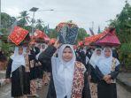 Bundo-Kanduang-membawa-dulang-dalam-prosesi-Bakaua-Adat.jpg