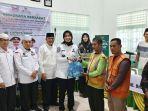 Bupati-Dharmasraya-Annisa-Suci-Ramadhani-menyalurkan-zakat-profesi.jpg