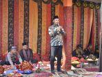 Bupati-Sijunjung-Benny-Dwifa-Yuswir-menghadiri-acara-Bakaua-Adat-di-Nagari-Langki.jpg