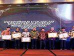 Bupati-Sijunjung-terima-penghargaan-Adhikarya-Pangan-Nusantara.jpg