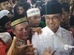 Calon-Presiden-RI-Anies-Baswedan-saat-akan-melakukan-ziarah-ke-makam-syekh-Burhanuddin.jpg
