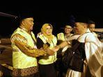 Calon-jemaah-haji-CJH-kelompok-terbang-kloter-16-Embarkasi-Padang-menaiki-pesawat.jpg
