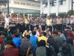 DEMO-Mahasiswa-yang-menggelar-aksi-demo-b.jpg