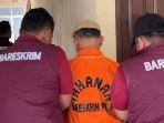 Dadang-Iskandar-dihadirkan-saat-rekonstruksi-di-Mapolres-Solok-Selatan-fz.jpg