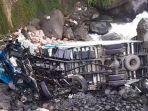 Diduga-Gara-Gara-Rem-Blong-Satu-Truk-Terjun-Bebas-ke-Aliran-Sungai-Lubuk-Paraku-Padang.jpg