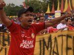 Dirigen-Spartacks-Teo-Fals-di-Stadion-GOR-Padang.jpg