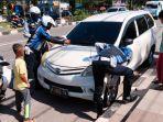 Dishub-kempiskan-ban-mobil-yang-parkir-sembarangan.jpg