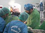 Dokter-Bedah-Rumah-Sakit-Umum-Pusat-RSUP-M-Djamil-Kota-Padang-berhasil-menga.jpg