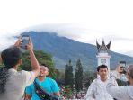 Dua-orang-wisatawan-tengah-memotret-masing-masing-temannya123.jpg