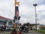 EWS-di-perlintasan-kereta-api-di-Padang-2292025.jpg