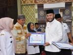 Fadly-Amran-serahkan-dana-operasional-RTRW-Kecamatan-Padang-Timur-Triwulan-III.jpg