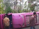 Gara-gara-Pecah-Ban-di-Jalan-Satu-Unit-Minibus-Terbalik-di-Bonjol-Pasaman-Tidak-Ada-Korban-Jiwa.jpg