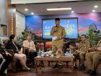 Gubernur-Sumatera-Barat-Sumbar-Mahyeldi-saat-konferensi-pers-da.jpg