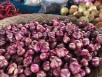 Bawang Merah Turun Jadi Rp25 Ribu Sekilo di Pasar Sijunjung, Bawang Putih Stabil Rp35 Ribu