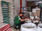 Harga-beras-di-Pasar-Raya-Kota-Padang-Sumbar-melonjak-naik.jpg