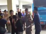 Hasil-tangkapan-layar-saat-oknum-polisi-memukul-kepala-advokat.jpg