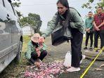 Ibu-dan-kakak-Kompol-Anumerta-Ryanto-Ulil-Anshar-saat-melakukan-tabur-bunga.jpg
