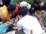 Jalan-Tertutup-Longsor-Seorang-Perempuan-yang-Hendak-Melahirkan-di-Aie-Luo-Solok-Ditandu-11-Km.jpg