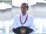 Jokowi-kenakan-ikat-kepala-dan-kalung-khas-Mentawai.jpg