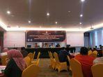 KPU-Padang-Riki-Eka-Putra-bersama-jajaran-saat-ekspose-hasil-pemungutan.jpg