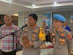 Kabid-Humas-Polda-Sumbar-Kombes-Pol-Dwi-Sulistyawan-didampingi-Dirreskrimum-Polda-Sumbar.jpg