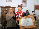 Kapolda-Sumbar-Irjen-Pol-Suharyono-sambut-an.jpg