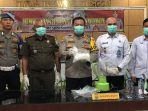 Kapolres-Pasaman-Barat-AKBP-Agung-Tribawanto-saat-pemusnahan-barang-bukti-narkotika-jenis-sabu.jpg