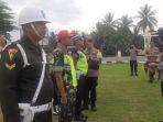 Kapolres-Sijunjung-AKBP-Muhammad-Ikhwan-Lazuardi-menyematkan-pita-Operasi-Lilin-2022.jpg