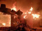 Kebakaran-Hebat-di-Padang-10-Petak-Rumah-Kontrakan-dan-Toko-Bangunan-Ludes-Terbakar.jpg