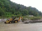 Kegiatan-pengerukan-sedimen-di-aliran-sungai-Batang-Ngari-Sianok.jpg