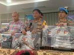 Kepolisian-dari-Polda-Sumbar-saat-memperlihatkan-barang-bukti-123.jpg
