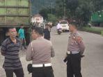 Kepolisian-dari-Satlantas-Polresta-Padang-saat-mendatangi-lokasi-kecelakaan-di-Bypass.jpg