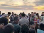 Keramaian-yang-terjadi-di-lokasi-remaja-terseret-ombak-di-Pantai-Ujung-Batu.jpg