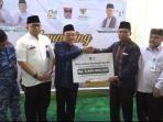 Ketua-Baznas-Padang-Yuspardi-menyerahkan-secara-simbolis-bantuan.jpg