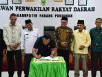 Ketua-DPRD-Padang-Pariaman-Aprinaldi-menandatangani-hasil.jpg