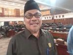 Ketua-DPRD-Sumbar-Muhidi-saat-diwawancarai-setelah-penetapan-Ranperda-RTRW-fa.jpg