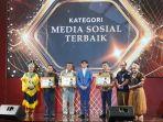 Ketua-Divisi-Sosdiklih-Parmas-dan-SDM-Jons-Manedi-mewakili-KPU-Sumbar-saat-menerima.jpg