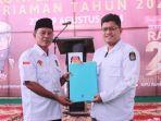 Ketua-KPU-Kota-Pariaman-Ali-Unan-menyerahkan-berkas-tanda-diterima.jpg