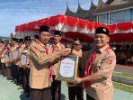 Ketua-Kwarcab-Risnawanto-saat-menyerahkan-piagam.jpg