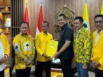 Ketua-Umum-Golkar-Bahlil-Lahadalia-menyerahkan-SK.jpg