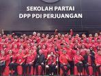 Ketua-Umum-PDIP-Megawati-Soekarnoputri-foto-bersama-kadernya-di-Sekolah-Partai.jpg