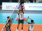 LIVOLI-DIVISI-UTAMA-Aksi-Alvin-Daniel-bersama-Indomaret-Volleyball.jpg