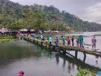 Meski-Diguyur-Hujan-Ratusan-Warga-Tetap-Antusias-Mancing-Ikan-di-Danau-Maninjau.jpg