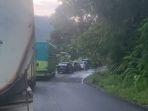 Minyak-CPO-Tumpah-ke-Jalan-Lalu-Lintas-di-Bukit-Pulai-Pesisir-Selatan-Macet-Panjang.jpg